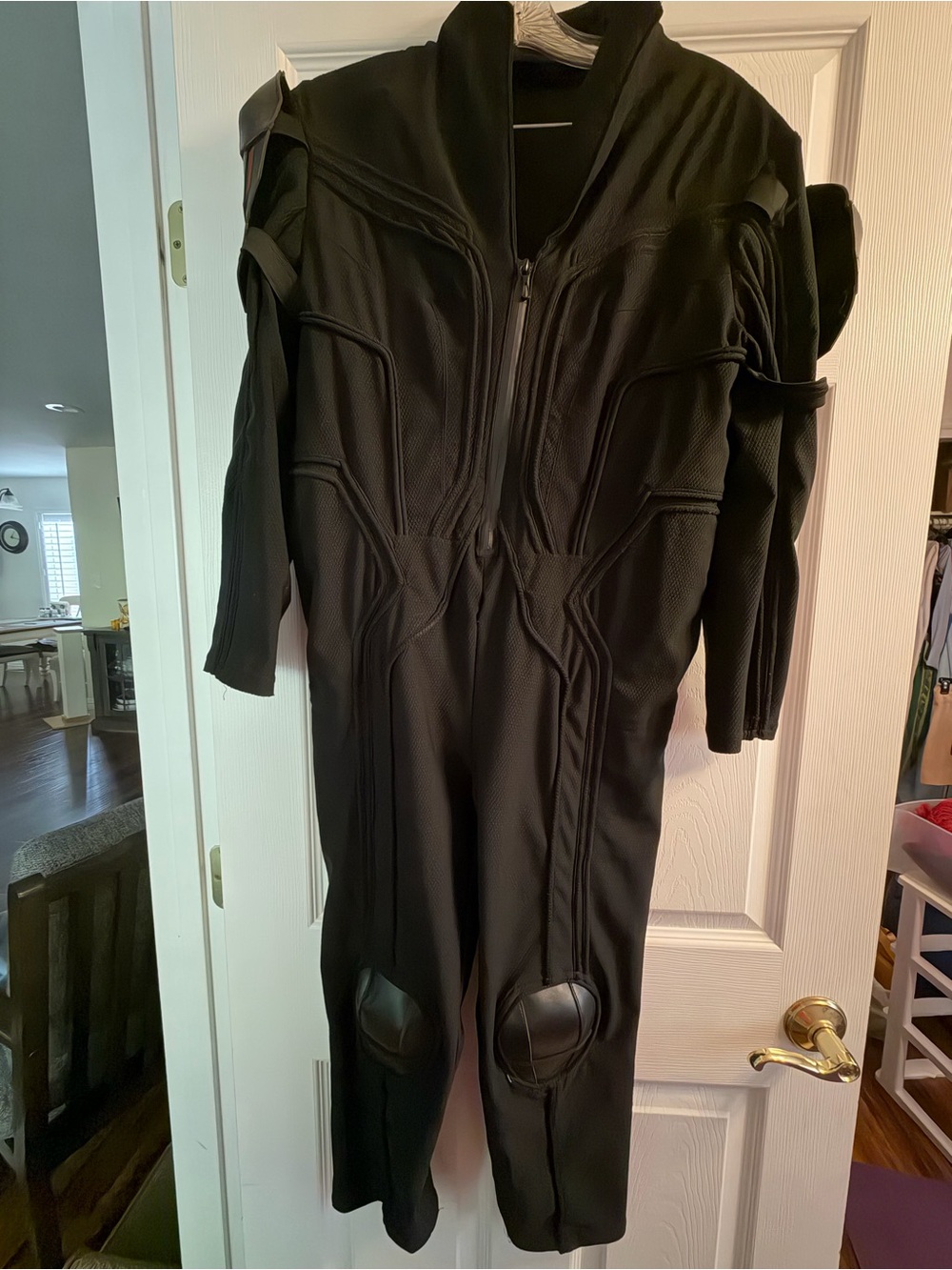 Black Widow Cosplay from Cosrea Cosplay - Picture 4 of 15